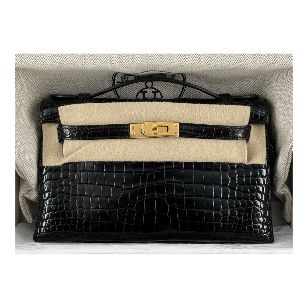 Kelly pochette black porosus lisse ghw